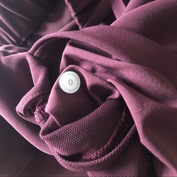 Lululemon on the fly short 2.5” woven (size 0) - Picture 3 of 4